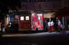 Ein Krankenwagen steht vor dem Fernsehturm. Bei einer Auseinandersetzung am Berliner Alexanderplatz ist ein Mensch ums Leben gekommen, ein weiterer wurde verletzt.