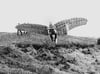 Das Foto aus dem Jahr 1891 zeigt den deutschen Ingenieur und Flugzeugpionier Otto Lilienthal bei einem seiner Gleitversuche bei Derwitz.