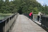 Die Holzplanken-Brücke hinüber zur Herzinsel ist ein Hingucker, hat aber auch ihnen Preis. Jährlich muss die Gemeinde 10.000 Euro für ihre Instandsetzung zahlen.