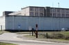 Als Reaktion auf die rückläufige Zahl von Strafgefangenen in Mecklenburg-Vorpommern soll die Haftanstalt in Neubrandenburg geschlossen werden.