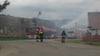 Feuerwehrleute im Einsatz in Pomellen, wo eine Lagerhalle brennt.