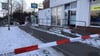 Rot-weiße Absperrbänder am Tatort: In der Neubrandenburger Oststadt hat ein Polizist einen Einbrecher erschossen, der mit zwei Komplizen in einem Kiosk am Juri-Gagarin-Ring eingebrochen war.