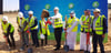 Minister Harry Glawe (Vierter von rechts) beim ersten Spatenstich für die Biogasanlage, die Mele in Dubai bauen wird.