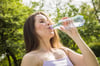 An heißen Tagen sollte man etwa zwei bis drei Liter trinken. Wer dafür ein natriumreiches Mineralwasser parat hat, tut sogar noch Gutes für den Salzhaushalt des Körpers.