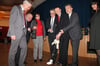 Von der Unternehmerschaft in der Uckermark übergab Präsident Siegmund Bäsler (Zweiter von rechts) dem Golfer Kurt Stroß (Dritter von rechts) zum Abschied einen Putter.