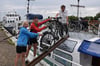 Touristen und der Schiffsführer Hans Paetrow freuten sich noch in der vergangenen Saison, dass die Fahrradfähre nach Usedom nach der Corona-Zwangspause wieder Fahrt aufnahm. In dieser Sommer verkehrt die Fähre nicht.