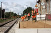 Mitarbeiter der Tief-, Gleis- und Ingenieurbau Rostock bauen in dieser Woche den Bahnsteig in Mirow um. Zuvor haben sie bereits die Bahnsteige in Wesenberg und Groß Quassow erhöht.