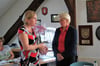 Stadtpräsidentin Andrea Reincke (links) dankte Karina Dörk für ihre dreijährige Arbeit als Bürgermeisterin in Strasburg. Die Lübbenowerin wurde als Landrätin im Nachbarkreis Uckermark gewählt und tritt diese Stelle am Freitag an.