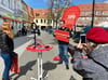 Nicht aus einem digitalen Wohnzimmer heraus, sondern vom Warener Marktplatz schickte SPD-Bundestagskandidat Johannes Arlt seine Ideen über die sozialen Medien an die Wähler. 