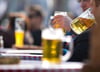 Bier und Fußball passen zusammen. Aber durch das deutsche WM-Aus ging das ein oder andere Prost verloren.