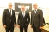 Jens Mandelkow (Mitte), Vorstand der Raiffeisenbank Seenplatte, mit seinen Teterower Kollegen Chris Wallbaum (links) und Alfred Kommer.