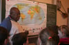 Gemeinsam mit den Kindern der Grundschule Boitzenburg suchte Jean-Jerôme Chico-Kaleu Muyemba auf der Weltkarte sein afrikanisches Heimatland Kongo.