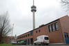 Derzeit bauen Arbeiter das ehemalige Telekom-Gebäude im Prenzlauer Gewerbegebiet Ost aus. 130 Asylbewerber sollen dort ab Mitte Dezember wohnen.