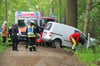 Feuerwehr, Krankenwagen und Rettungshubschrauber mussten am Samstagmorgen in Groß Gievitz einen schwer Verletzten aus seinem Auto bergen.