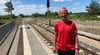 Malchins Bahn-Service-Inhaber Günter Werner erwartet in den ersten zwei Juni-Wochen und den ersten Juli-Wochen übervolle Regionalzüge, was auch auf der Strecke zwischen Neubrandenburg, Malchin, Teterow und Güstrow zu spüren sein werde.