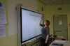 Am Anklamer Lilienthal-Gymnasium werden die digitalen Tafeln bereits im Unterricht verwendet, wie hier von Physiklehrerin Ilona Schneider. Auch in der Grundschule in Krien sollen welche angeschafft werden. 