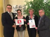 Patrick Dahlemann, Antje Varamann, Heike Runge und Jörg Kerkhoff zeigen das Motiv für die diesjährige Weihnachtstasse der SPD in Torgelow. 