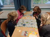 Im Rahmen der Aktion „Spielen macht Schule” hat die Kriener Schule eine große Lieferung Gesellschaftsspiele bekommen.