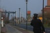 Über Funk erfahren die Beamten am Hanseufer von ihren Kollegen an der Kahldenbrücke, wer dort die Regeln nicht beachtet hat, und winken die betreffenden Fahrer aus dem Verkehr.