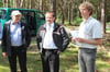 NABU-Präsident Olaf Tschimpke, Brandenburgs Forstminister Jörg Vogelsänger und Dietrich Mehl, Leiter der Landesoberförsterei Reiersdorf bei der Ortsbesichtigung.