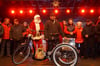 Der Weihnachtsmann war dabei, als Eckhard Kroll sein neues Elektrofahrrad auf dem Prenzlauer Weihnachtsmarkt entgegennehmen konnte.