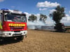 Eine Getreidepresse bei Stolpe geriet am Donnerstamittag in Brand.