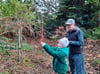 Im November sind die letzten Beeren in Martin Hoffmanns Garten reif und können gleich vom Strauch genascht werden. Sie schmecken nicht nur dem Opa, sondern auch dem Enkel.