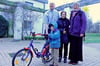 Von seinem neuen Fahrrad ist der vierjährige Samir (hier mit seiner Mutter sowie Grit Westphal und Pastor Finkenstein von der Friedensgemeinde) ganz begeistert.