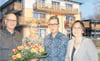 Liane und Norbert Hein (Mitte) wurden von Elfrun Scheller und ihrem Mann Andreas Marks stellvertretend für die ganze Erwerberfamilie mit einem Blumenstrauß und vielen guten Wünschen verabschiedet.