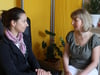 Die Prenzlauer Gesundheitsberaterin Anke Sulima (rechts) spricht mit Peggy Redlich-Pahl aus Lychen über Möglichkeiten der Entspannung.