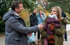 Ellen (Rikke Lylloff) hat das falsche Kind in den Armen (mit Max Hopp) in einer Szene aus Der Usedom-Krimi: Entführt. Der Krimi wird am 04. November um 20:15 Uhr im Ersten ausgestrahlt.