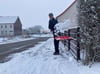 Arno Weiß findet Schneeschieben gar nicht so übel. Der Pasewalker bearbeitete am Freitag einige Meter in der Innenstadt.