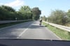 Radsportler, die es eilig haben – wie dieser zwischen Ihlenfeld und Neverin – nutzen mitunter lieber die Straße als den Radweg.
