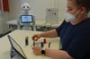Roboter „Pepper“ arbeitet als Therapieassistent an der Unimedizin Greifswald bei der Rehabilitation von Schlaganfall-Patienten wie Manja Dube.