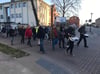 Die Demonstration in Malchin zog am Sonntagnachmittag auch am Krankenhaus vorbei.