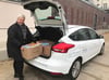 Nordkurier-Reporterin Mareike Klinkenberg belädt den Redaktionswagen mit privaten Spenden. Sie begleitet den Hilfskonvoi 