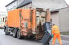 Trotz sinkender Einnahmen hält die Abfallwirtschaft im Landkreis Rostock dank hoher Rückstellungen die Entsorgungsgebühr konstant. 