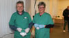Eigentlich sind Dr. Astrid Elgeti (links) und Theresa Henk aus Loitz längst im Ruhestand. Doch die Ärztin und ihre einstige Schwester werfen sich seit gut einem Jahr als unzertrennliches Duo für das Impfteam des Landkreises immer wieder in die Schlacht gegen das Coronavirus.