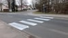 Unbekannte haben auf eine Straße in Niepars (Vorpommern-Rügen) einen Zebrastreifen auf die Straße gemalt.