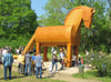 Viele Besucher kamen am Samstag nach Ankershagen, um das neue Trojanische Pferd einzuweihen. Es ist sechs Meter hoch, zehn Meter lang und 4,5 Tonnen schwer.