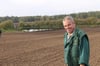 Landwirt Jürgen Werner hat Freude an dem wiedergewonnenen Gewässer mitten auf seinem Feld. Das Wasser, das sich dort sammeln kann, steht nicht auf seinem Acker.