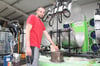 Mitarbeiter Marko Singer an der Wickelmaschine, auf der die Wasserstofftanks im Teterower emano-Werk produziert werden.