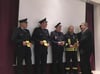 Ein emotionaler Moment für die Feuerwehrleute: Lorenz Caffier übergibt ihnen ihre neuen Ärmelaufnäher mit dem neuen Wappen.