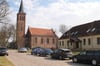 Die Stephanusstiftung betreibt in Groß Dölln eine Unterkunft für verhaltensauffällige Jugendliche (rechts). Diese hat Einwohner in der Vergangenheit schon Sorgen bereitet, die nun erneut zu Tage kamen.