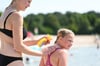 Abkühlung gegen die Sommerhitze am Badesee – aber Sonnenschutz nicht vergessen. Nase, Ohren und Nacken brauchen besonders viel Schutz, da die gefährlichen UV-Strahlen dort teils senkrecht auftreffen.