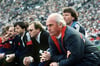Udo Lattek (rechts), als Trainer des FC Bayern München, während des Spiels gegen Borussia Mönchengladbach um die Fußball-Meisterschaft 85/86.