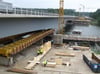 Während auf der einen Brückenhälfte schon seit dem vergangenen Sommer der Verkehr jeweils zweispurig in Richtung Berlin und Rostock rollt, wird an der Gründung der zweiten Brückenhälfte noch gearbeitet. Komplett fertig soll Petersdorfer Brücke dann Ende 2020 sein.