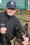 Prüfung bestanden: Markus Pröchel mit seinem Diensthund Aik.