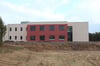 So sieht er von außen aus: der neue Anbau am Neustrelitzer Krankenhaus. Die Außenanlagen werden noch gestaltet.