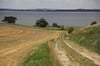 Ein alter Feldweg führt von Meesiger zum Ufer hinunter - auf naturbelassenen Routen am Ostufer von Mecklenburg-Vorpommerns viertgrößtem Binnensee entlang zu wandern, verspricht einen besonderen Reiz.
